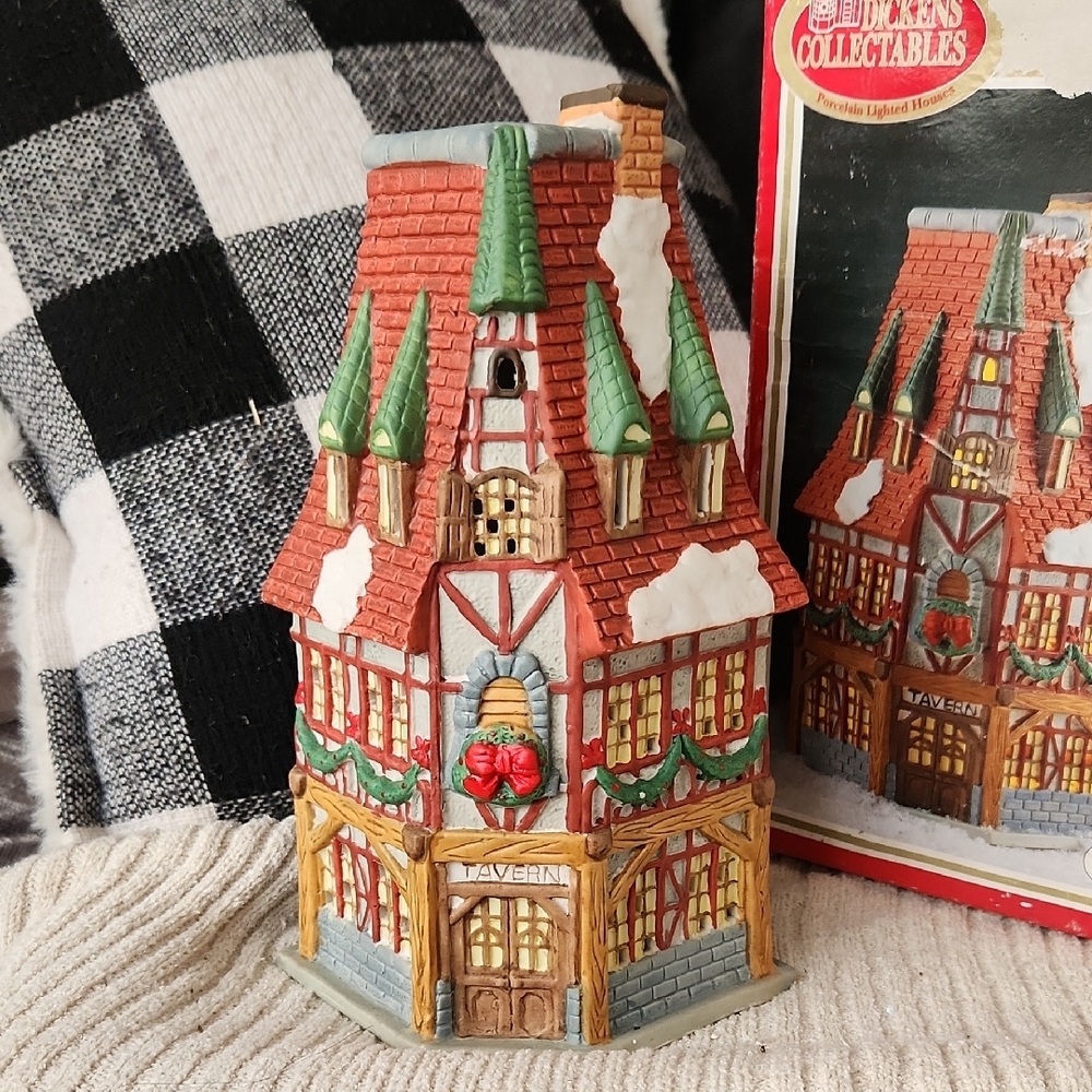 Dickens Collectables Towne Series Tavern Lighted House